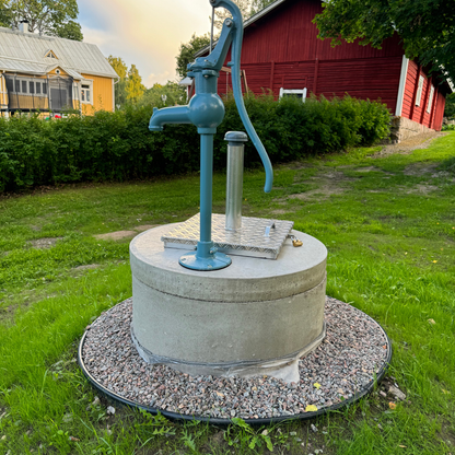 Kaivon huoltoluukku ilmaputkella